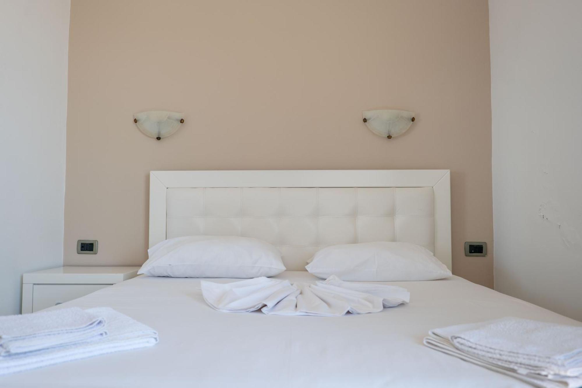 Hotel Kompleks Joni Sarandë 外观 照片